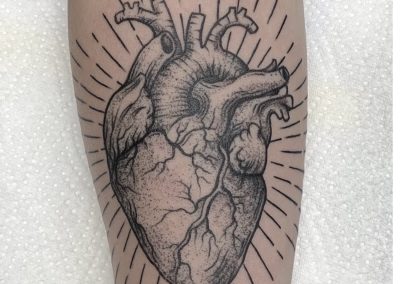 fineline tattoo heart dotwork tattoo black tattoo dot tattoo zürich tattoo uster tattoo studio schwarz grau tattoo herz tattoo
