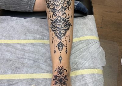 mandala tattoo dotwork tattoo zurich fineline Uster tattoo studio ornament tattoo muster tattoo schwarz grau tattoo uster