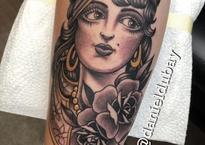 vintage girl head tattoo classic tattoo rose tattoo black grey tattoo zürich tattoo studio uster tattoo traditional tattoo schwarz grau tattoo