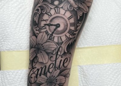 schwarz grau Tattoo Taschenuhr tattoo Zürich tattoo studio uster tattoo studio black grey tattoo dot work tattoo fineline tattoo